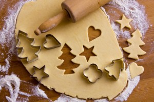 Plätzchen für Weihnachten werden gebacken